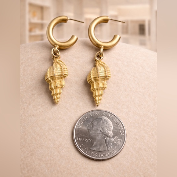 Vintage Gold Tone Hoop Dangle Seashell Charm Earrings Beach Ocean Shore Fashion - Picture 2 of 3
